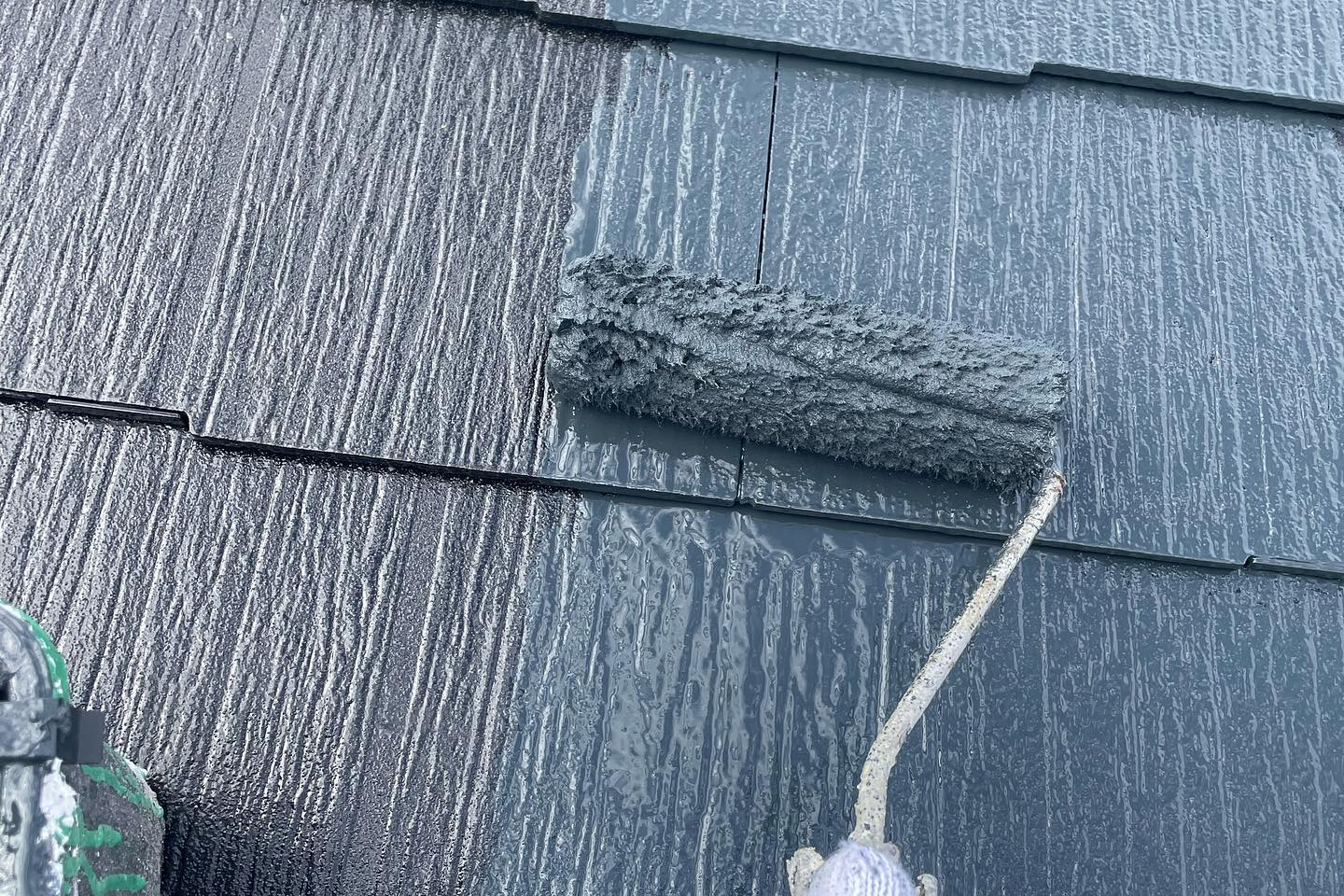 H様邸作業工程
雨ばっかりで出来なかった屋根がようやく塗れました。
昨日はめっちゃ寒かった。
あとベランダが痛んでいたので、下塗りを入れさせて頂きました。
これならもう大丈夫！
あとプロフィール画像変えてみました。どうでしょーか？