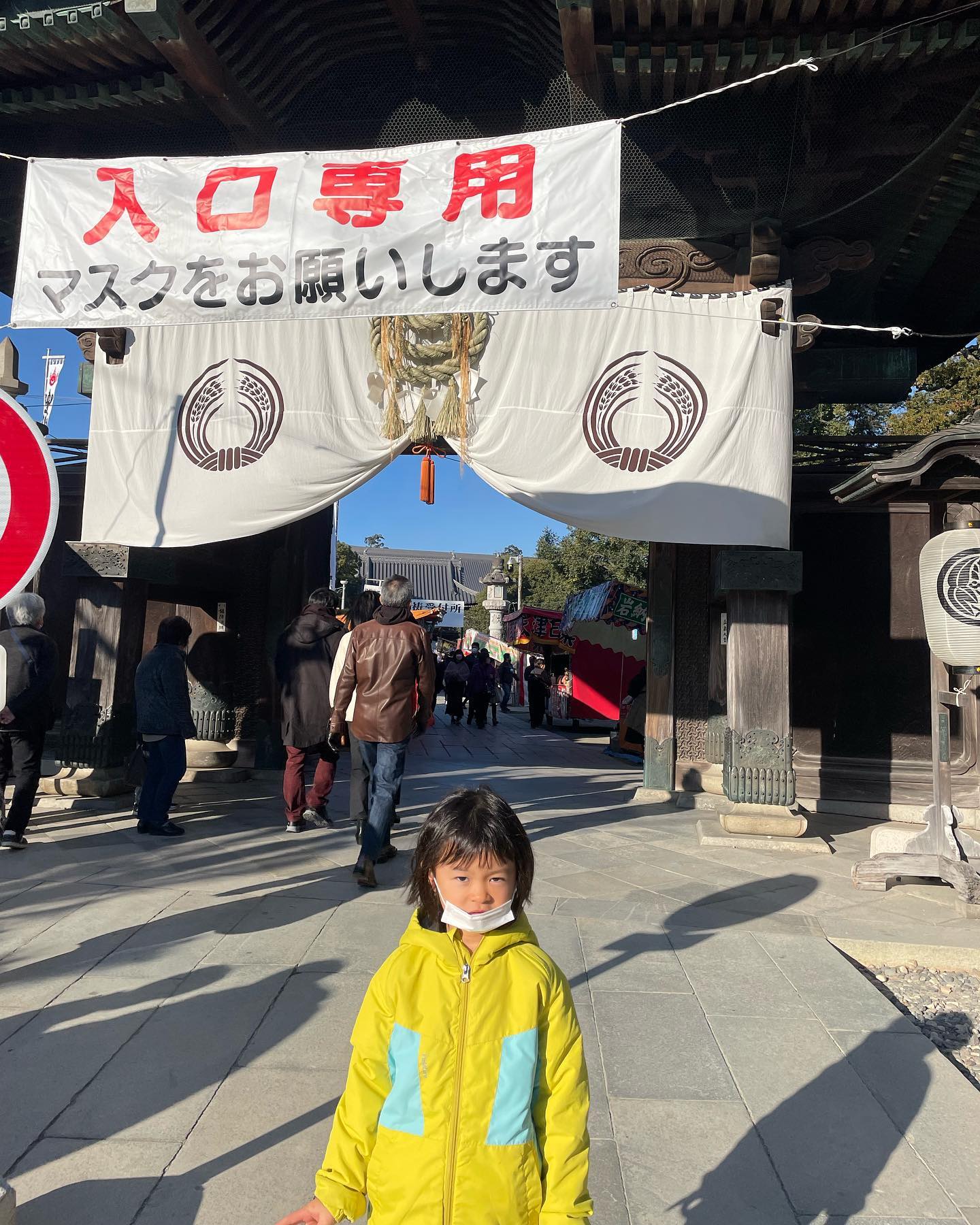 日曜日に初詣で豊川稲荷に行ってきました。久しぶりのお出かけで楽しそう。
最後の写真は娘の悪ふざけw